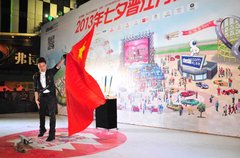 见证奇迹的时刻魔术师亮相万达七夕车展