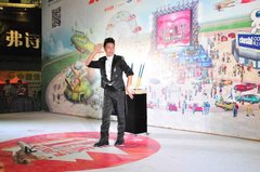 见证奇迹的时刻魔术师亮相万达七夕车展