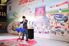 见证奇迹的时刻魔术师亮相万达七夕车展