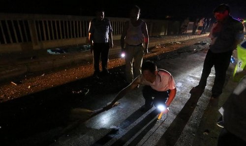 湖南娄底重大车祸 越野车撞上水泥罐车