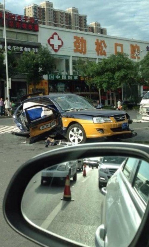 北京三车相撞出租车“腰斩” 司机死亡