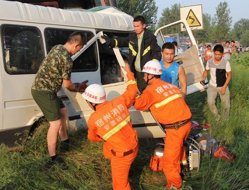 安徽大货车与面包车相撞 致8人死7人受伤