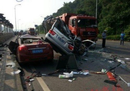 宜宾3车连环相撞 已致四人死亡2人受伤