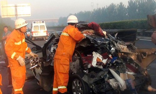 河南大货车追尾小轿车 4名女子当场身亡