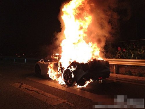 兰博基尼上路第2天自燃 4S店检验后赔偿