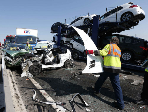 英国百辆汽车连环相撞 已造成200人受伤