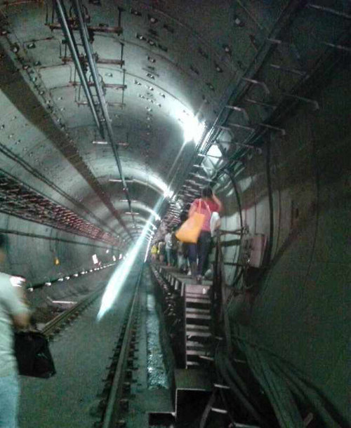 杭州地铁隧道中“趴窝” 乘客下车徒步