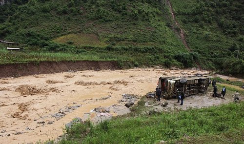 云南山洪泥石流冲断路桥 2车坠河致4人死