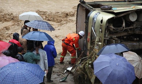 云南山洪泥石流冲断路桥 2车坠河致4人死