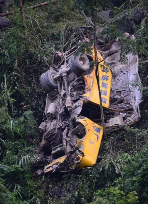 广西都安中巴车坠入山谷 已造成4死8伤