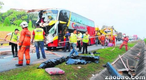 马来西亚一双层巴士发生车祸 致3死14伤