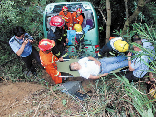 永州大巴遇车祸滚落山崖 40余名乘客受伤