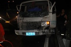 成绵高速发生车祸 消防员负重抢救两伤员