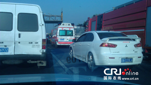 北京北五环油罐车发生车祸 致交通拥堵