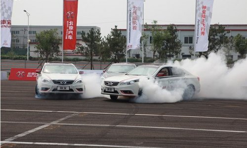 绅宝陆上飞行秀空降安阳 北京汽车邀请您