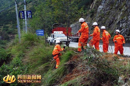 大货车冲下60米悬崖 蹊跷车祸无人伤亡