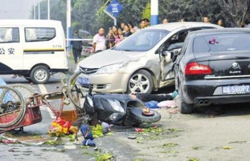 车内打斗引车祸 轿车冲上行人道致1死8伤