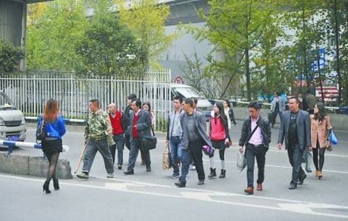 重庆发生车祸致1死2伤 系行人仍横穿马路