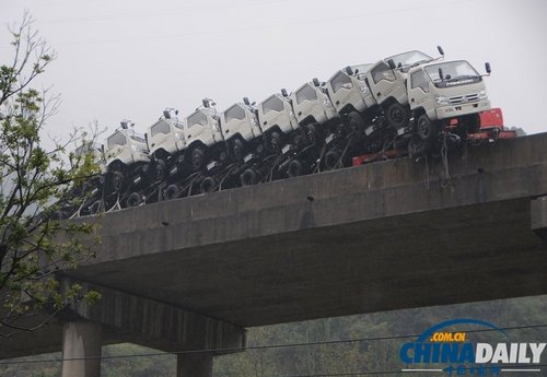 贵州挂车失足“折腰” 桥上演惊险大片