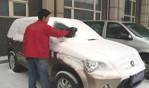 烈日下洗车雨刮器刮冰雪 易伤车坏习惯