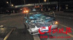 的士被抢盗贼驾车出车祸 撞坏路灯赔1万