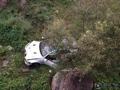 多部豪车山道追逐 宝马M3不幸冲下山沟