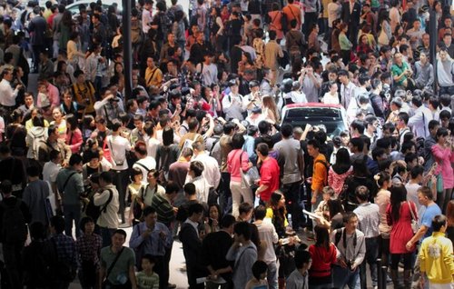 广州车展首个普通观众日 人潮摩肩接踵