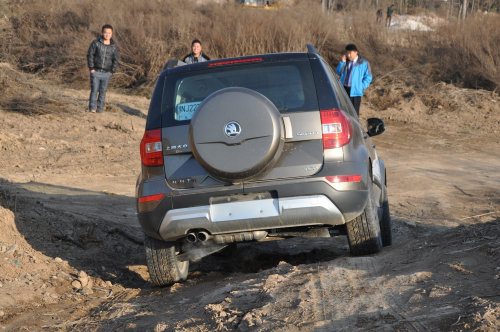 斯柯达Yeti野帝：横扫伪SUV，野帝爬坡实拍