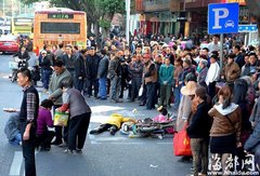 福州公交碾死男孩事故现场曝光 非常惨烈