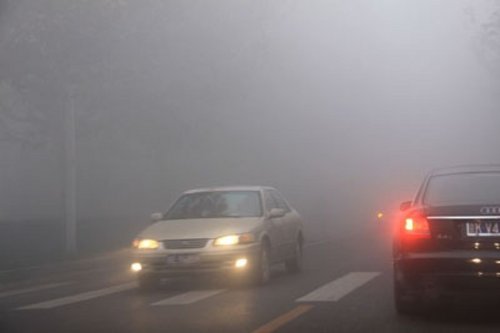 雾霾天千万别用远光灯 将影响对向来车