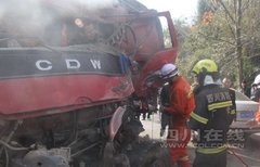 鬼招手路段再现车祸 两车相撞2人被困