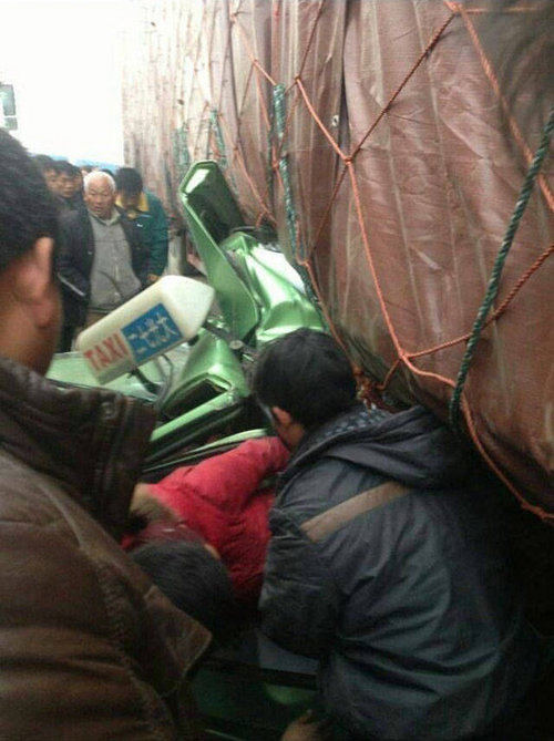 郑州两大车夹扁出租车 女司机当场身亡