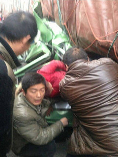 郑州两大车夹扁出租车 女司机当场身亡