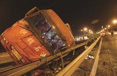 北京四环发生车祸 大货侧翻煤铺满车道