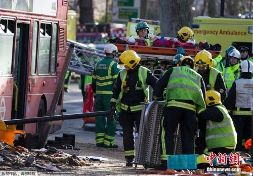 伦敦发生严重公交车祸 31人伤2人伤势重