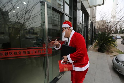 上海市惊现圣诞老人为DS车主上门送礼物