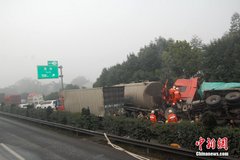 沪蓉高速15车连环车祸现场村民哄抢饮料