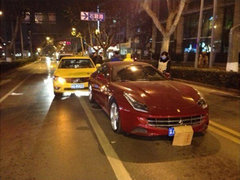 南京的哥追尾500万法拉利跑车 趴车门哭
