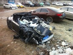 90后驾保时捷撞上洒水车身亡 跑车报废