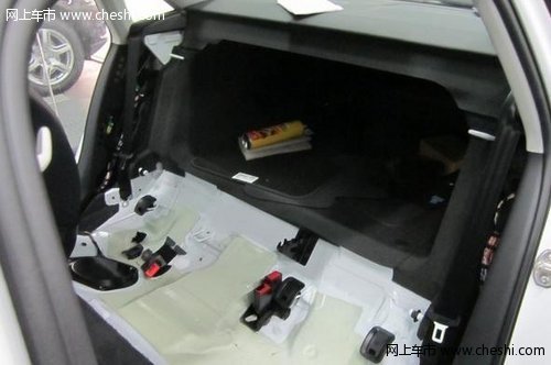 白色奥迪A4舒适型2.0T加装真皮座椅全过程【图】