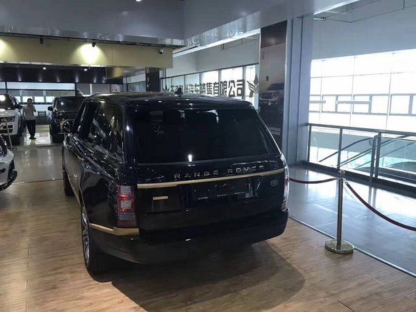 路虎揽胜行政3.0T 黄金限量版130万特价-图3