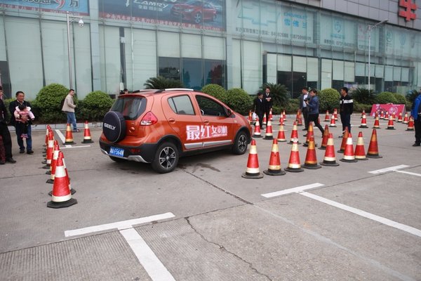 “最红女司机”长沙吉利熊猫停车挑战赛-图10
