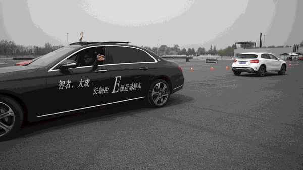 奔驰e级车,帮你解决倒车难题!