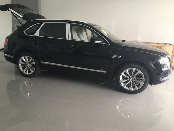賓利添越港口現(xiàn)車 最貴最快SUV配置豐富-圖2