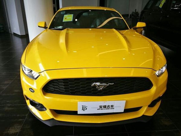 外观方面:2017款福特野马前盖经过彻底重塑,中心部分高高隆起,暗示其拥有动力强劲的引擎,也为个性化改装留出更多的空间。造型富有美系文化的空调出风口和灵感来自飞机驾驶舱的金属拨键更是提升了整车的档次感。 内饰方面:2017款福特野马中控台搭配银色装饰面板提供了不错的层次感。中控台下方那个复古的圆形小挡 把上,清纯的样子表面上装可爱,其实很邪恶,换挡行程极短,挡位紧得发涩,不禁让人心生忐忑。 2017款福特野马内饰整体配置提高。2017款福特野马设计师们采用了对称布局的仪表盘、双弧形中控台以