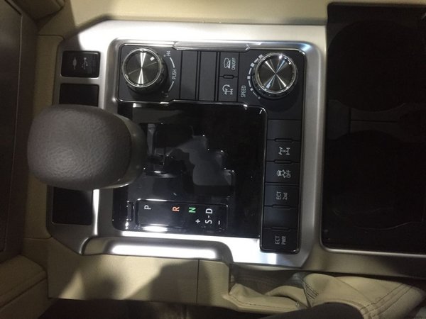 17款丰田酷路泽4000 新车实拍解密新越野-图8