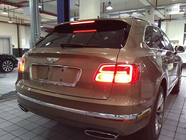 賓利添越Bentayga驚世之作 展廳現(xiàn)車色足-圖3
