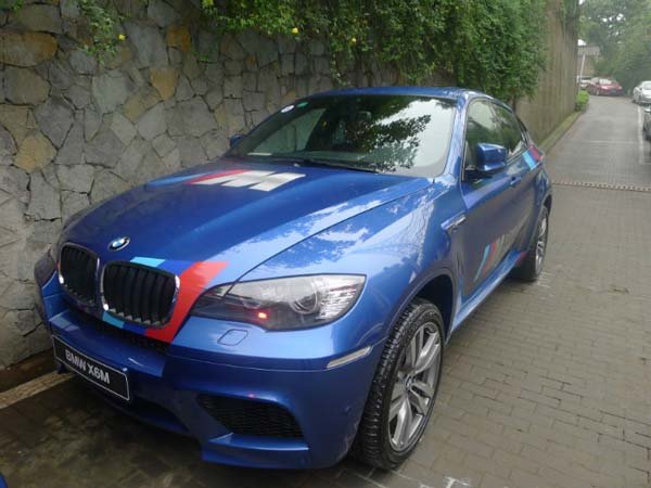 bmw x6 m的m性格.双门轿跑的车顶轮廓线动感地顺滑至跑车高清图片