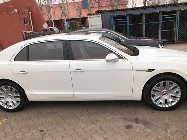 17款宾利飞驰4.0T现车 五座豪驾258万惠-图3