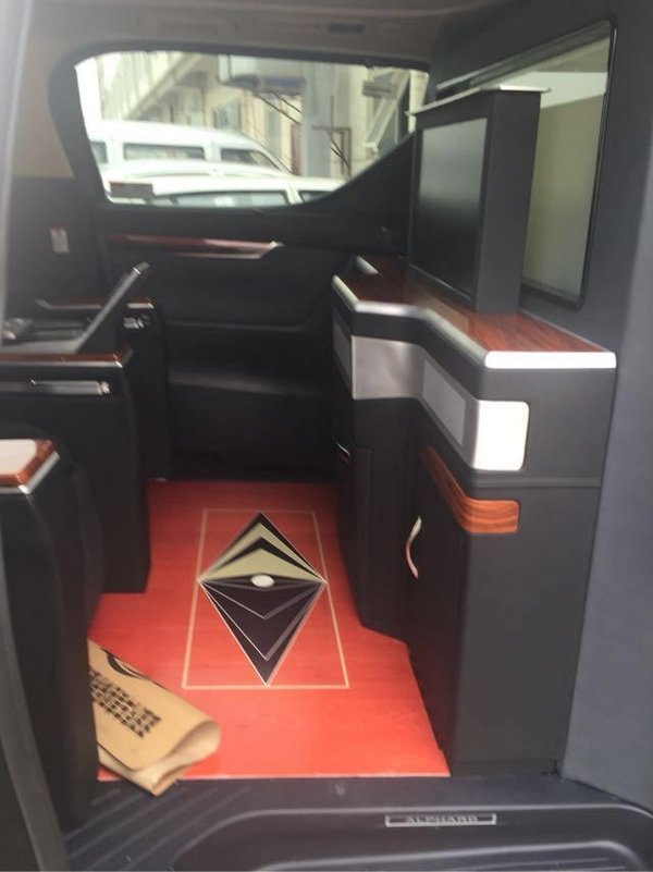 17款豐田埃爾法明星保姆車 首批現(xiàn)車進(jìn)港-圖5